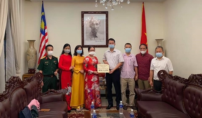 Vietnamese women in Malaysia donate to COVID-19 vaccine fund